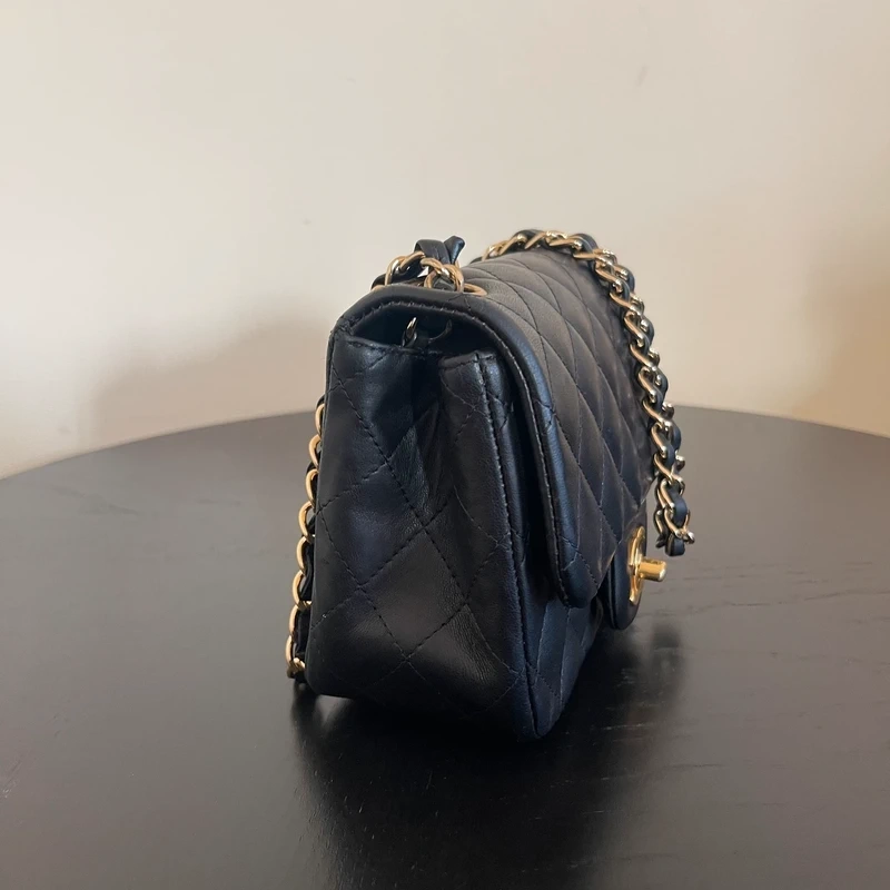 CHANEL mini timeless en cuir d'agneau noir bijouterie dorée. SAC DE LUXE DE SECONDE MAIN AUTHENTIQUE. CERTIFICAT ENTRUPY