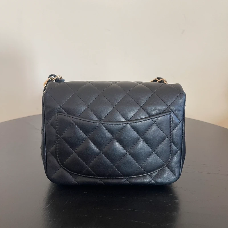 CHANEL mini timeless en cuir d'agneau noir bijouterie dorée. SAC DE LUXE DE SECONDE MAIN AUTHENTIQUE. CERTIFICAT ENTRUPY
