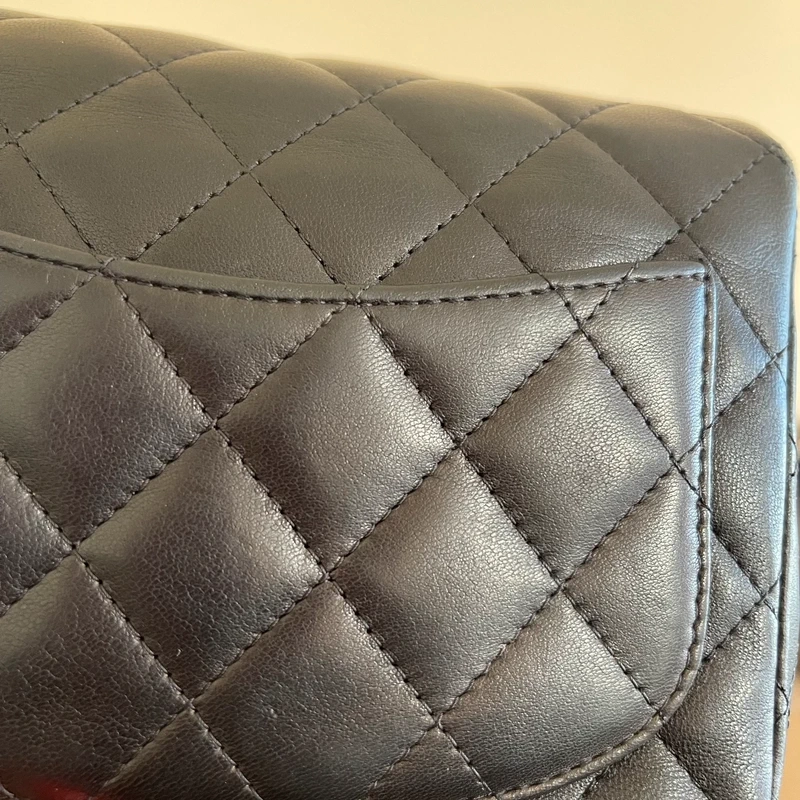 CHANEL mini timeless en cuir d'agneau noir bijouterie dorée. SAC DE LUXE DE SECONDE MAIN AUTHENTIQUE. CERTIFICAT ENTRUPY