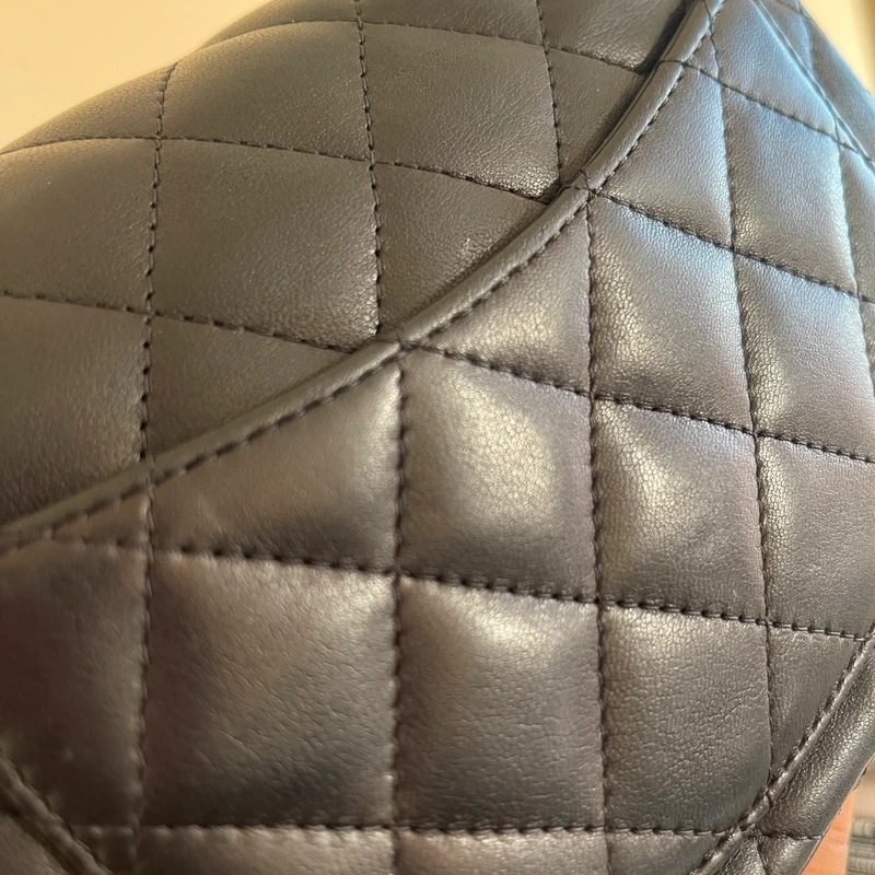 CHANEL mini timeless en cuir d'agneau noir bijouterie dorée. SAC DE LUXE DE SECONDE MAIN AUTHENTIQUE. CERTIFICAT ENTRUPY