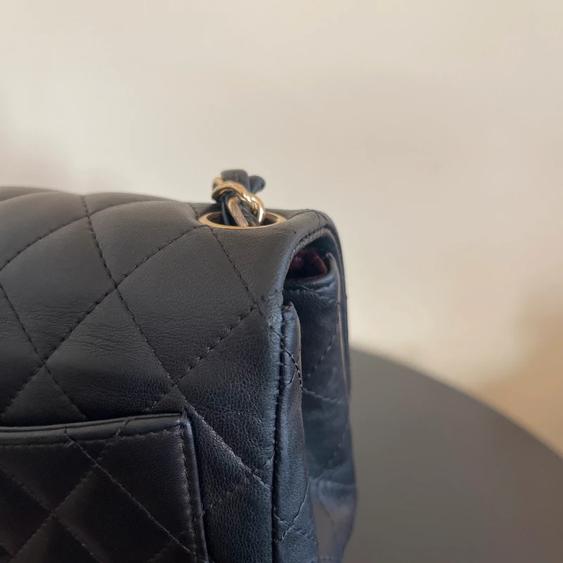 CHANEL mini timeless en cuir d'agneau noir bijouterie dorée. SAC DE LUXE DE SECONDE MAIN AUTHENTIQUE. CERTIFICAT ENTRUPY