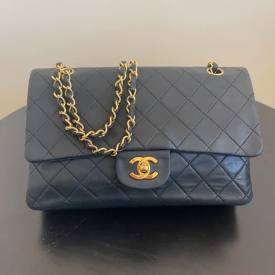 CHANEL timeless médium en cuir d'agneau lisse noir bijouterie dorée. Chanel vintage. Chanel 1112. CHANEL AUHENTIQUE CERTIFICAT ENTRUPY