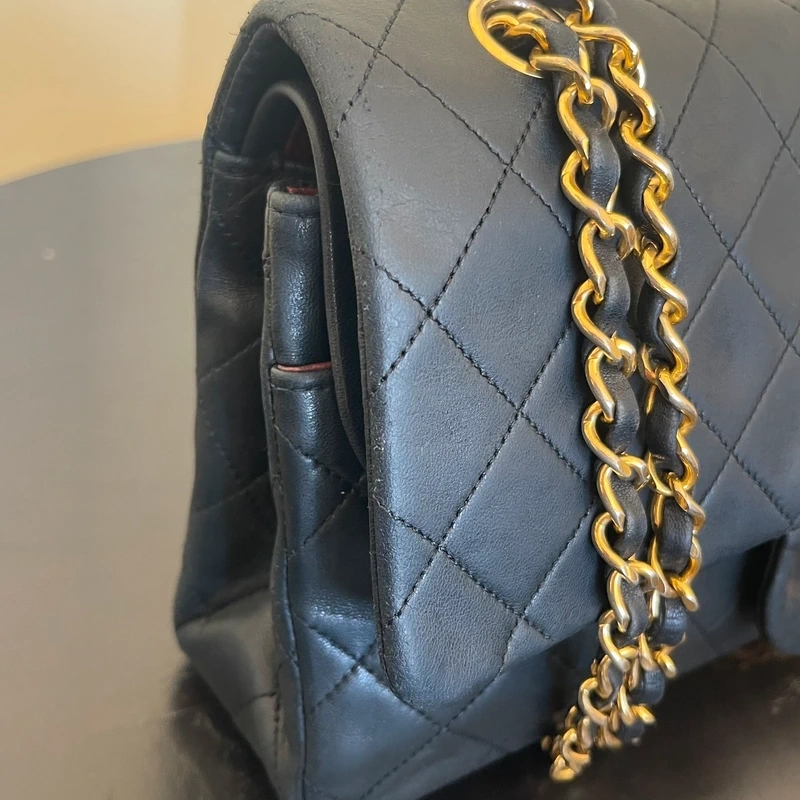 CHANEL timeless médium en cuir d'agneau lisse noir bijouterie dorée. Chanel vintage. Chanel 1112. CHANEL AUHENTIQUE CERTIFICAT ENTRUPY