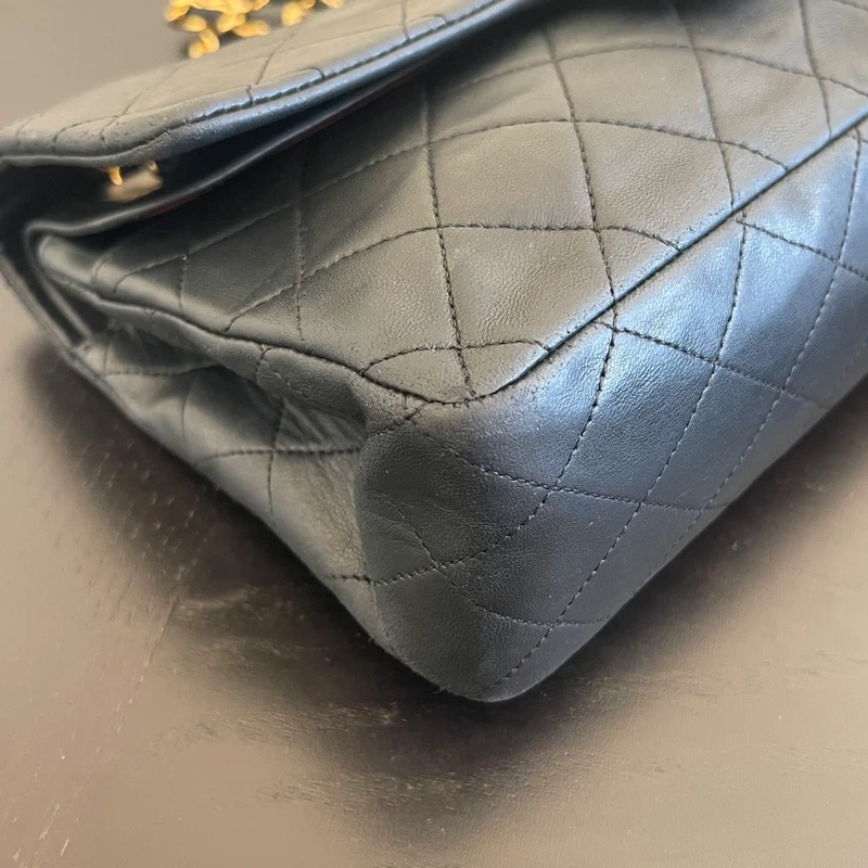 CHANEL timeless médium en cuir d'agneau lisse noir bijouterie dorée. Chanel vintage. Chanel 1112. CHANEL AUHENTIQUE CERTIFICAT ENTRUPY