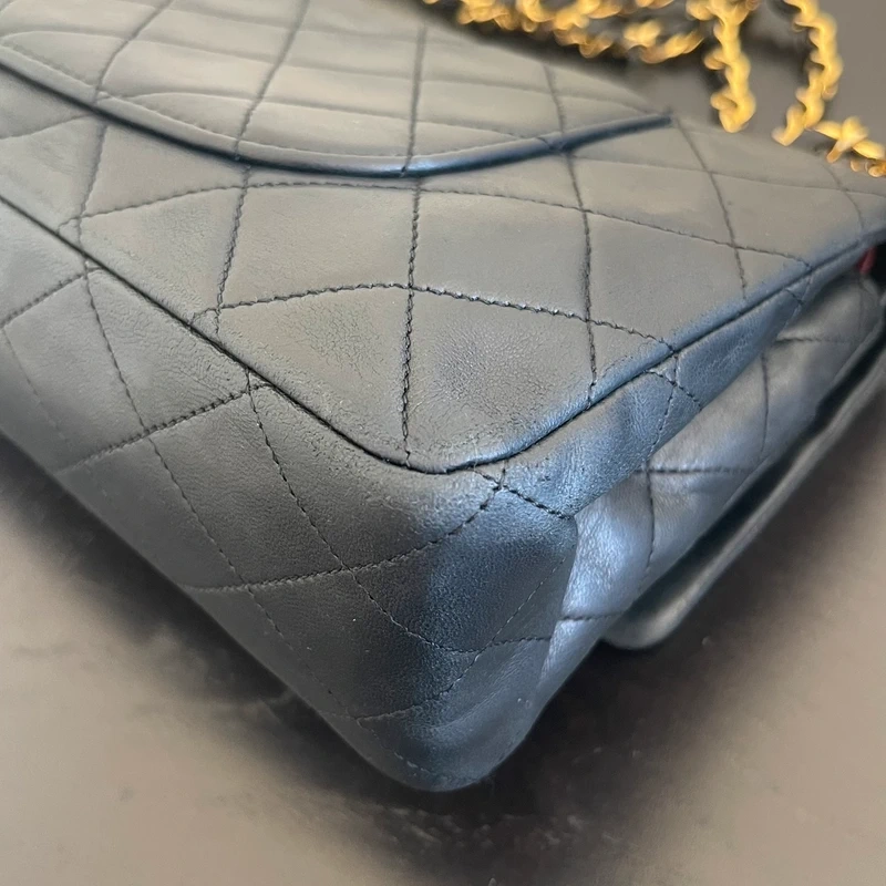 CHANEL timeless médium en cuir d'agneau lisse noir bijouterie dorée. Chanel vintage. Chanel 1112. CHANEL AUHENTIQUE CERTIFICAT ENTRUPY