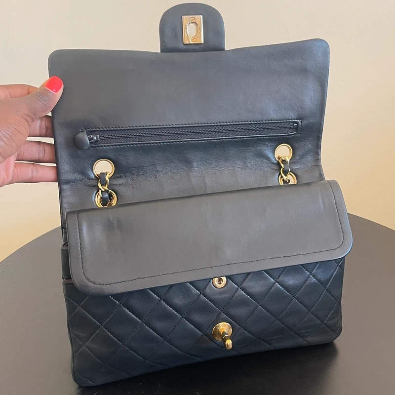 CHANEL timeless médium en cuir d'agneau lisse noir bijouterie dorée. Chanel vintage. Chanel 1112. CHANEL AUHENTIQUE CERTIFICAT ENTRUPY