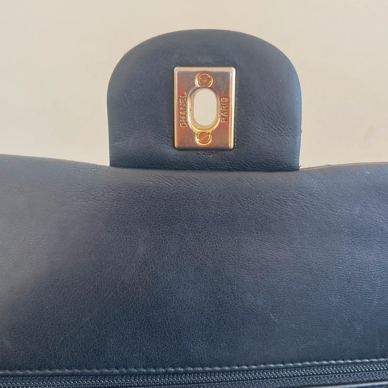 CHANEL timeless médium en cuir d'agneau lisse noir bijouterie dorée. Chanel vintage. Chanel 1112. CHANEL AUHENTIQUE CERTIFICAT ENTRUPY
