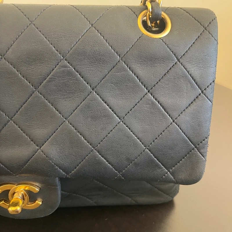 CHANEL timeless médium en cuir d'agneau lisse noir bijouterie dorée. Chanel vintage. Chanel 1112. CHANEL AUHENTIQUE CERTIFICAT ENTRUPY