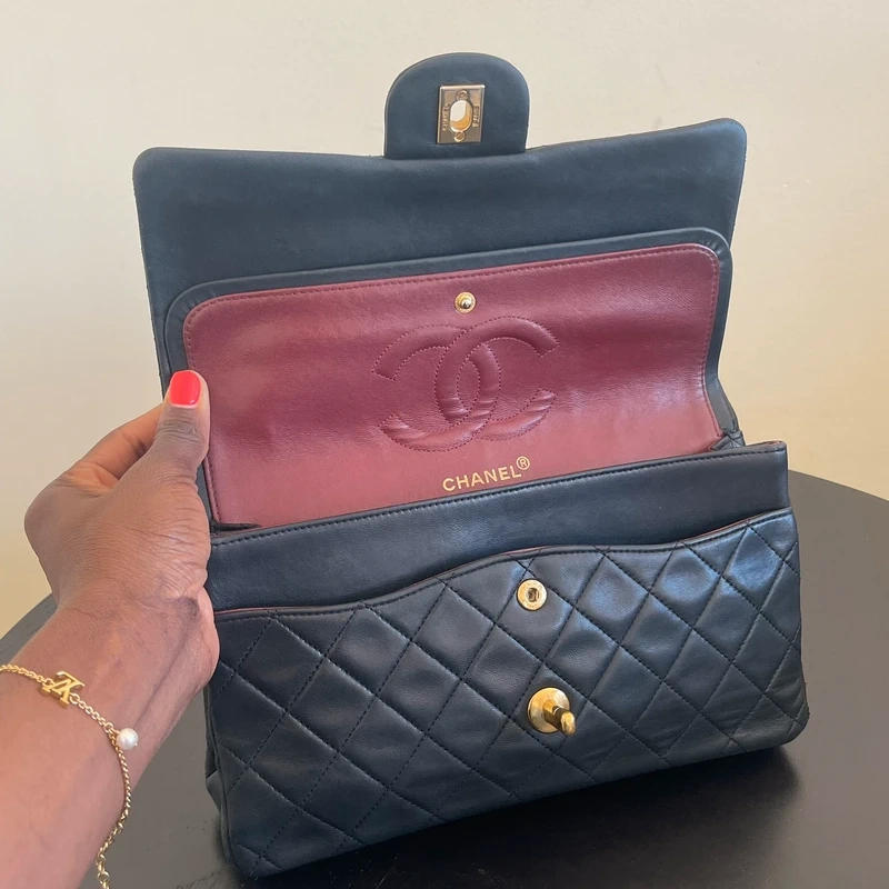 CHANEL timeless médium en cuir d'agneau lisse noir bijouterie dorée. Chanel vintage. Chanel 1112. CHANEL AUHENTIQUE CERTIFICAT ENTRUPY