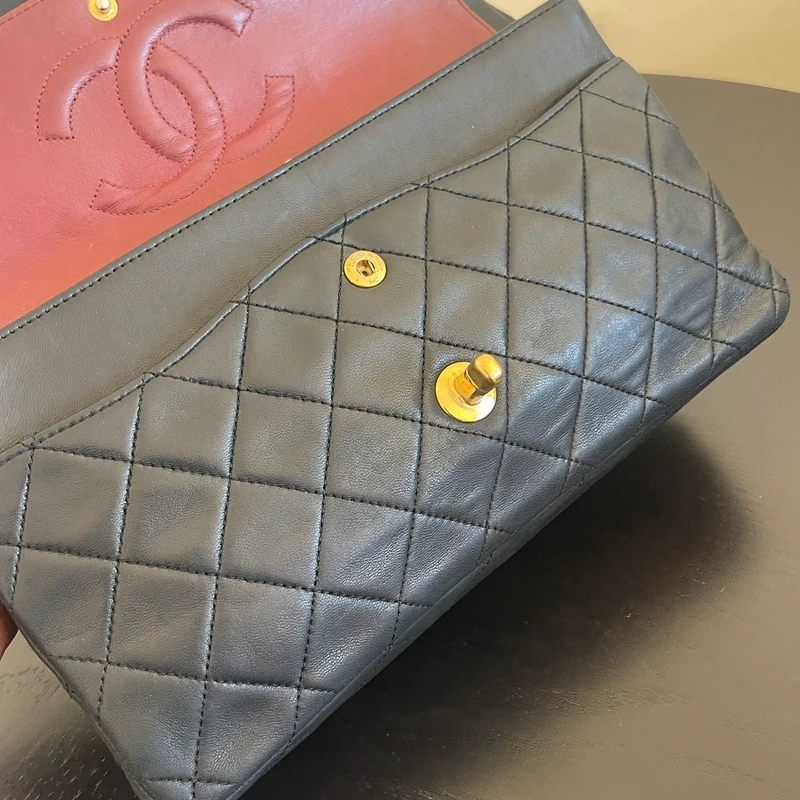 CHANEL timeless médium en cuir d'agneau lisse noir bijouterie dorée. Chanel vintage. Chanel 1112. CHANEL AUHENTIQUE CERTIFICAT ENTRUPY