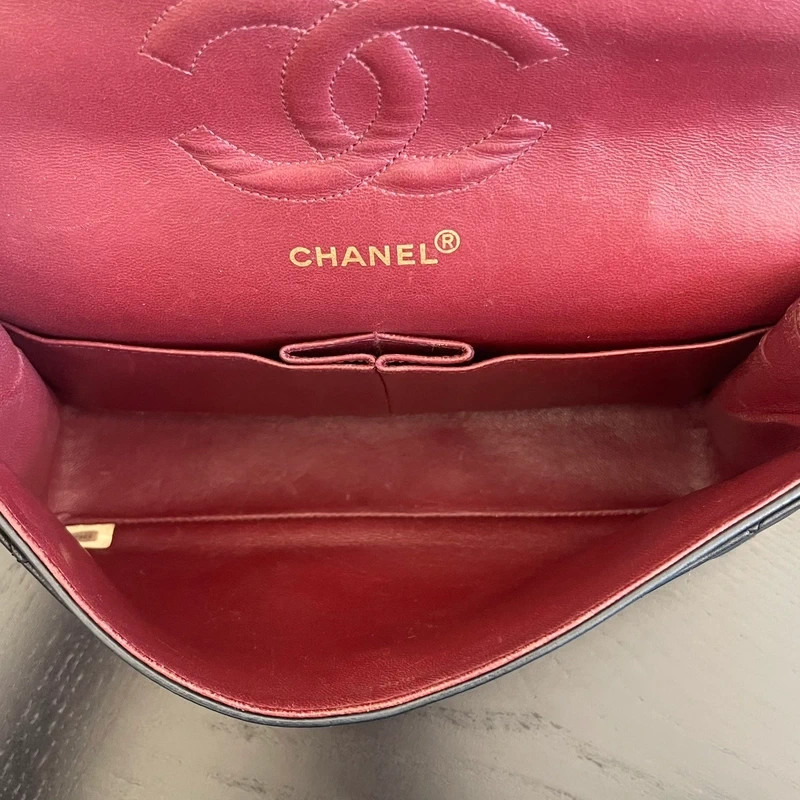 CHANEL timeless médium en cuir d'agneau lisse noir bijouterie dorée. Chanel vintage. Chanel 1112. CHANEL AUHENTIQUE CERTIFICAT ENTRUPY