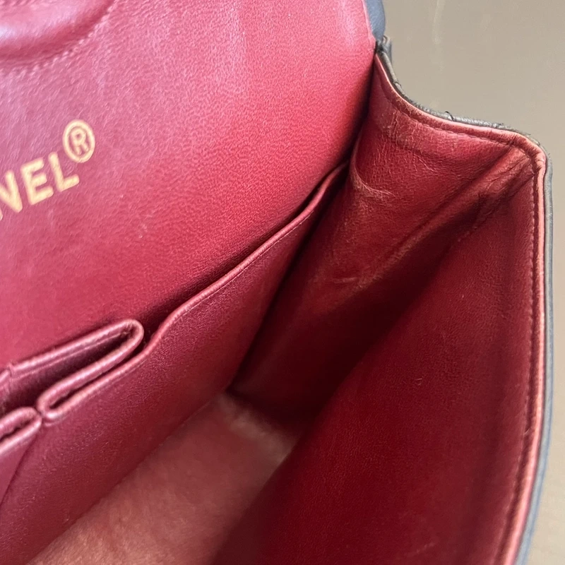 CHANEL timeless médium en cuir d'agneau lisse noir bijouterie dorée. Chanel vintage. Chanel 1112. CHANEL AUHENTIQUE CERTIFICAT ENTRUPY