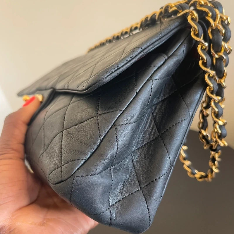 CHANEL timeless médium en cuir d'agneau lisse noir bijouterie dorée. Chanel vintage. Chanel 1112. CHANEL AUHENTIQUE CERTIFICAT ENTRUPY