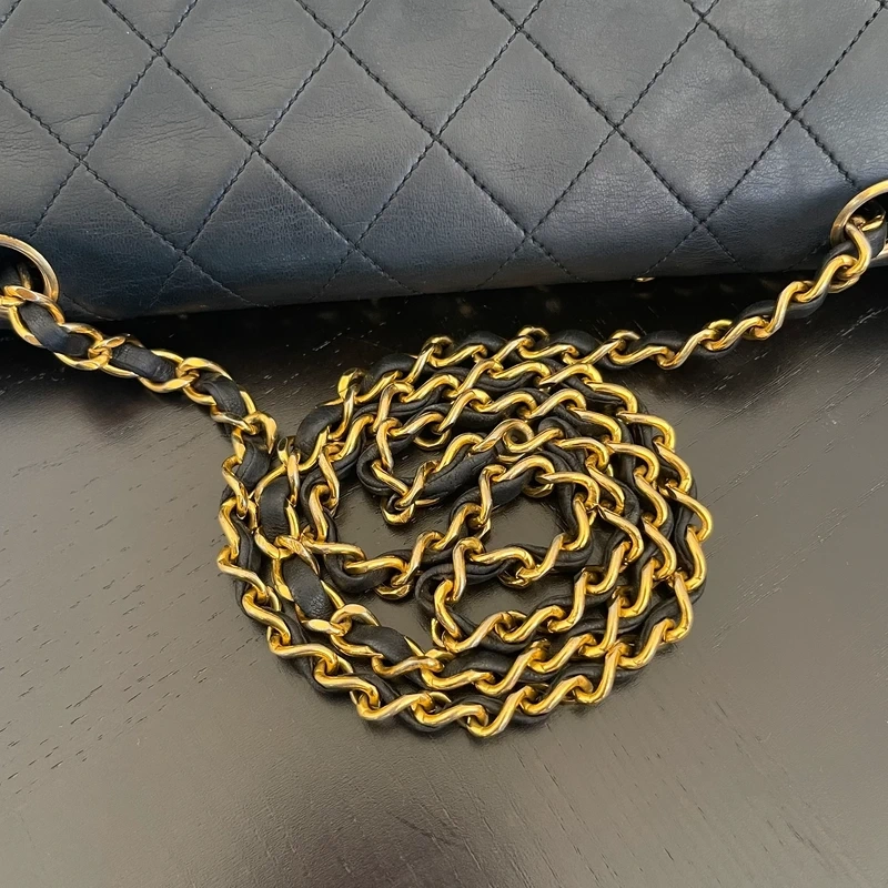 CHANEL timeless médium en cuir d'agneau lisse noir bijouterie dorée. Chanel vintage. Chanel 1112. CHANEL AUHENTIQUE CERTIFICAT ENTRUPY