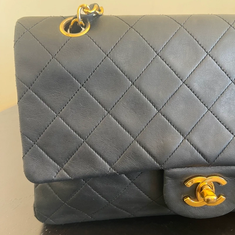 CHANEL timeless médium en cuir d'agneau lisse noir bijouterie dorée. Chanel vintage. Chanel 1112. CHANEL AUHENTIQUE CERTIFICAT ENTRUPY