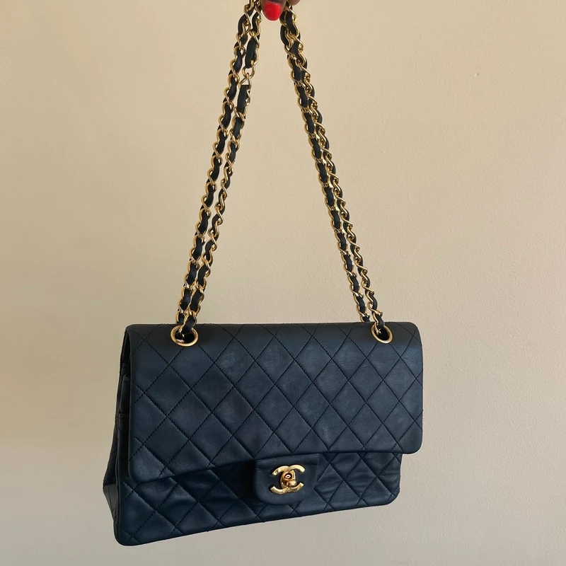 CHANEL timeless médium en cuir d'agneau lisse noir bijouterie dorée. Chanel vintage. Chanel 1112. CHANEL AUHENTIQUE CERTIFICAT ENTRUPY