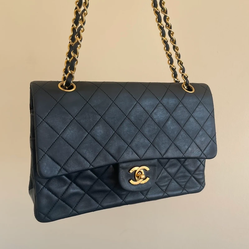 CHANEL timeless médium en cuir d'agneau lisse noir bijouterie dorée. Chanel vintage. Chanel 1112. CHANEL AUHENTIQUE CERTIFICAT ENTRUPY