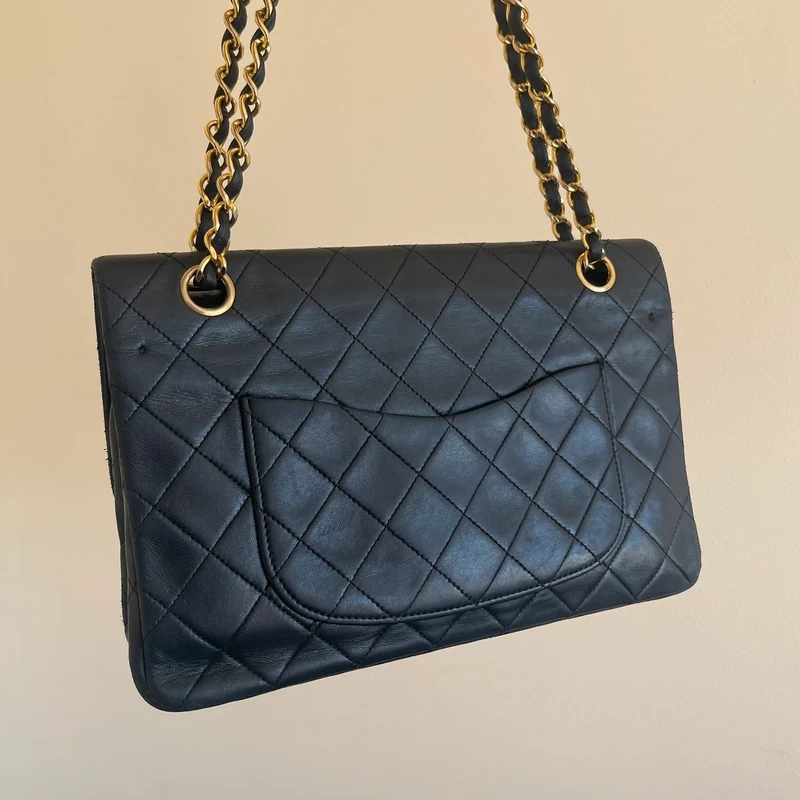 CHANEL timeless médium en cuir d'agneau lisse noir bijouterie dorée. Chanel vintage. Chanel 1112. CHANEL AUHENTIQUE CERTIFICAT ENTRUPY