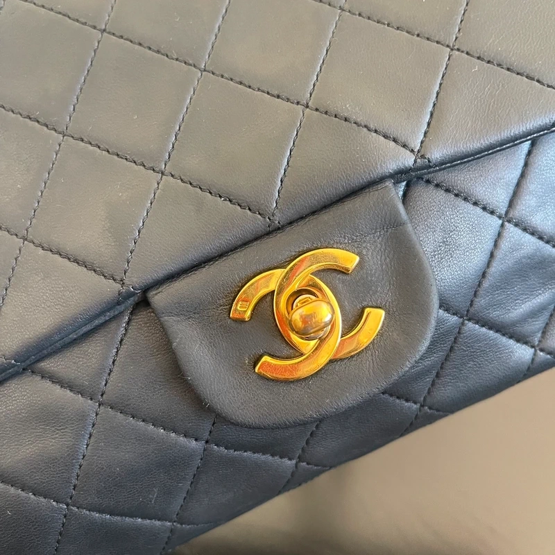CHANEL timeless médium en cuir d'agneau lisse noir bijouterie dorée. Chanel vintage. Chanel 1112. CHANEL AUHENTIQUE CERTIFICAT ENTRUPY