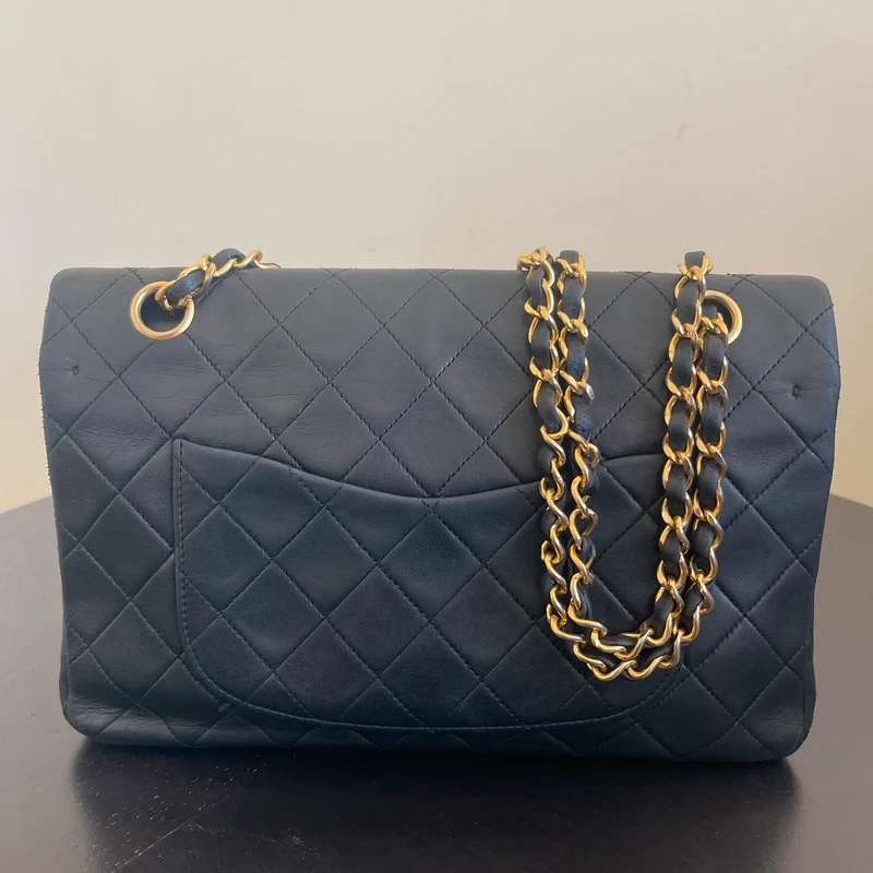 CHANEL timeless médium en cuir d'agneau lisse noir bijouterie dorée. Chanel vintage. Chanel 1112. CHANEL AUHENTIQUE CERTIFICAT ENTRUPY
