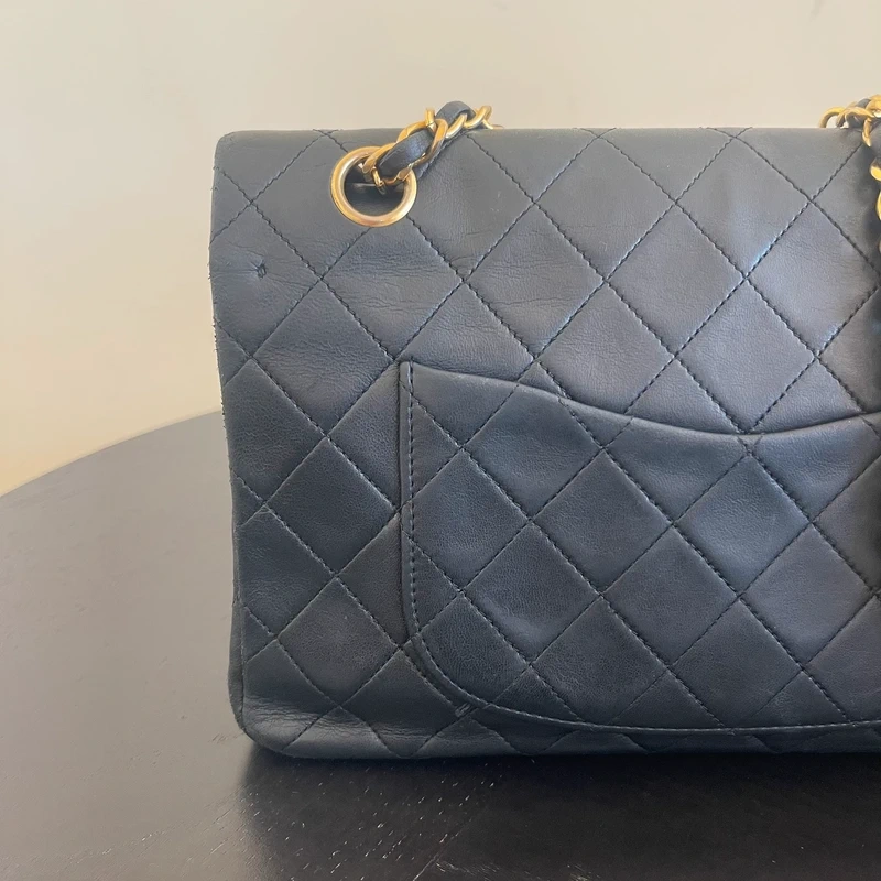 CHANEL timeless médium en cuir d'agneau lisse noir bijouterie dorée. Chanel vintage. Chanel 1112. CHANEL AUHENTIQUE CERTIFICAT ENTRUPY