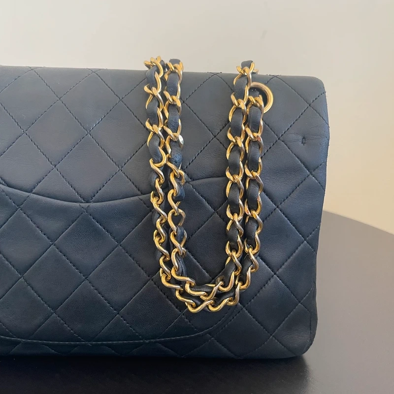 CHANEL timeless médium en cuir d'agneau lisse noir bijouterie dorée. Chanel vintage. Chanel 1112. CHANEL AUHENTIQUE CERTIFICAT ENTRUPY