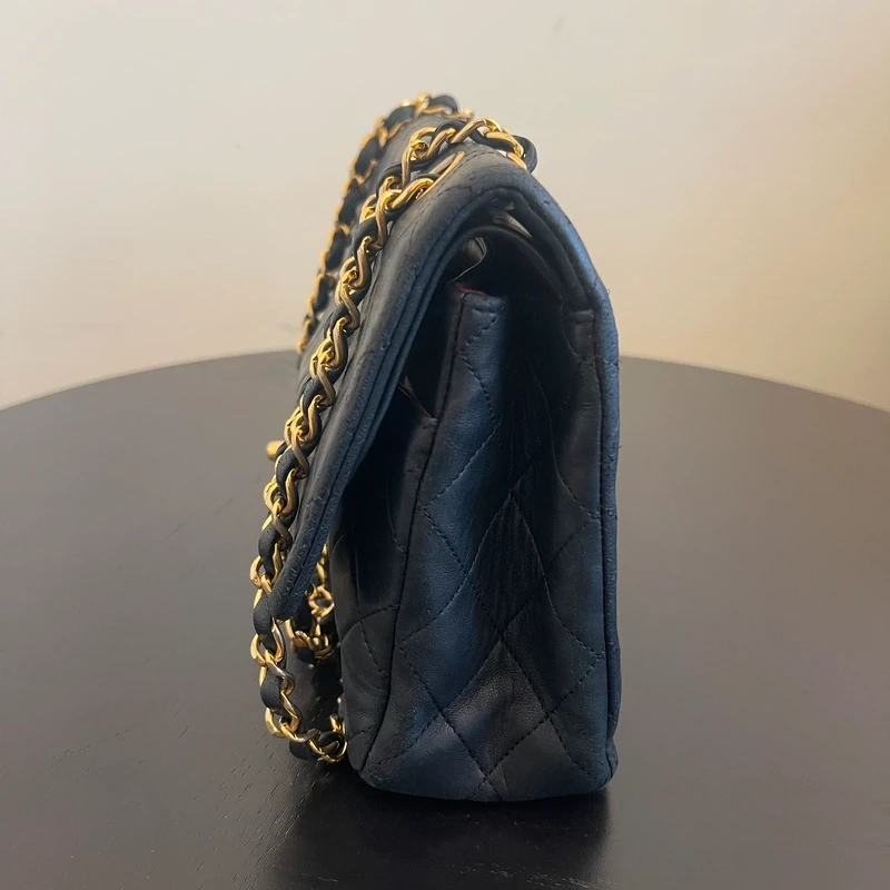 CHANEL timeless médium en cuir d'agneau lisse noir bijouterie dorée. Chanel vintage. Chanel 1112. CHANEL AUHENTIQUE CERTIFICAT ENTRUPY