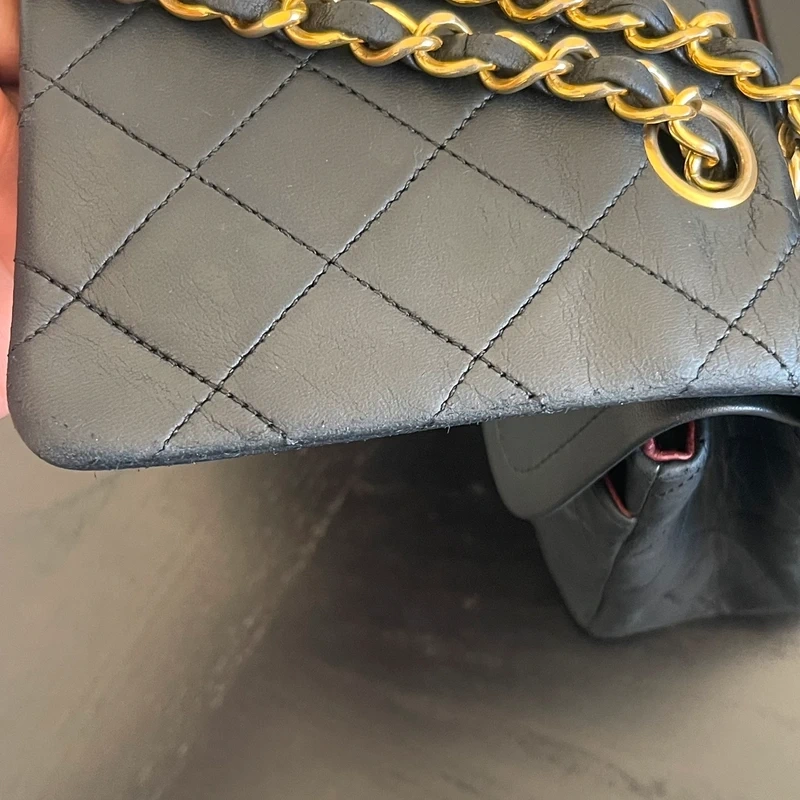 CHANEL timeless médium en cuir d'agneau lisse noir bijouterie dorée. Chanel vintage. Chanel 1112. CHANEL AUHENTIQUE CERTIFICAT ENTRUPY