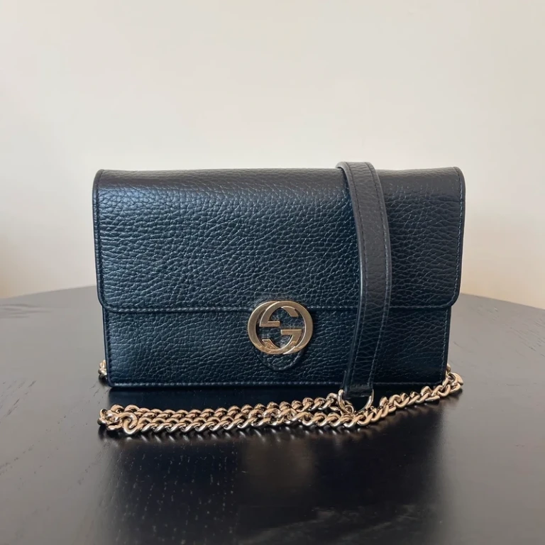 GUCCI sac GG interlocking en cuir noir et dorée SAC DE LUXE DE SECONDE MAIN AUTHENTIQUE CERTIFICAT D'AUTHENTICITE ENTRUPY. SAC DE LUXE D'OCCASION PAS CHER LOUIS GUCCI FULL SET.