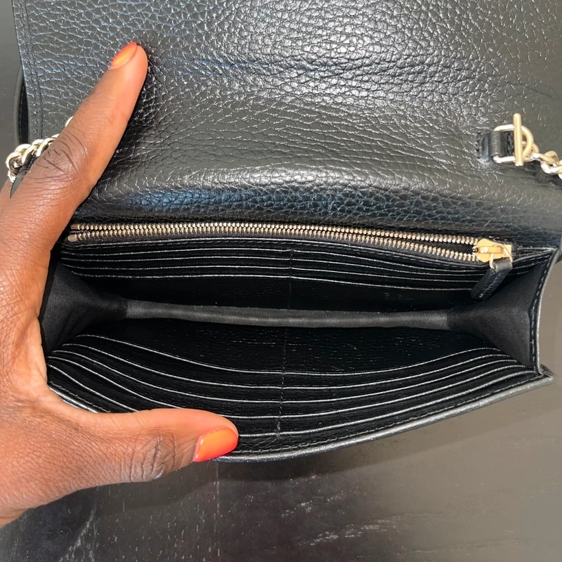 GUCCI sac GG interlocking en cuir noir et dorée SAC DE LUXE DE SECONDE MAIN AUTHENTIQUE CERTIFICAT D'AUTHENTICITE ENTRUPY. SAC DE LUXE D'OCCASION PAS CHER LOUIS GUCCI FULL SET.
