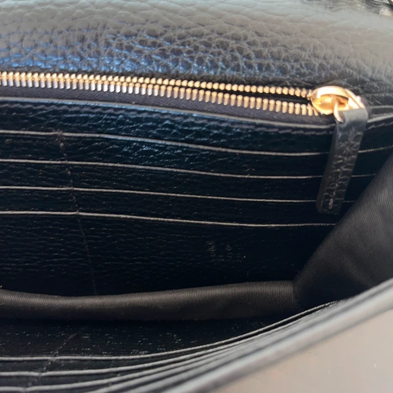 GUCCI sac GG interlocking en cuir noir et dorée SAC DE LUXE DE SECONDE MAIN AUTHENTIQUE CERTIFICAT D'AUTHENTICITE ENTRUPY. SAC DE LUXE D'OCCASION PAS CHER LOUIS GUCCI FULL SET.