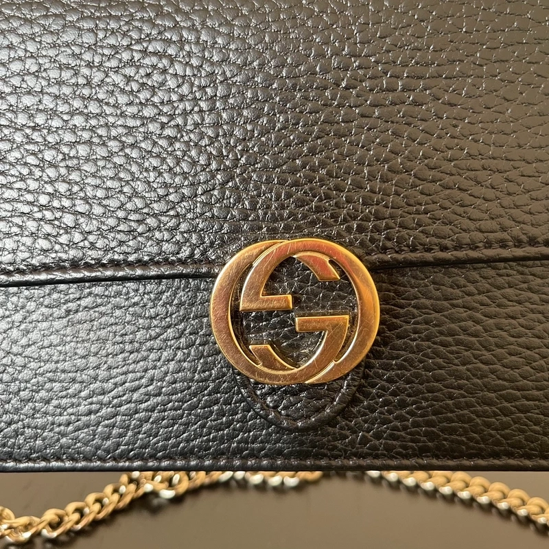 GUCCI sac GG interlocking en cuir noir et dorée SAC DE LUXE DE SECONDE MAIN AUTHENTIQUE CERTIFICAT D'AUTHENTICITE ENTRUPY. SAC DE LUXE D'OCCASION PAS CHER LOUIS GUCCI FULL SET.