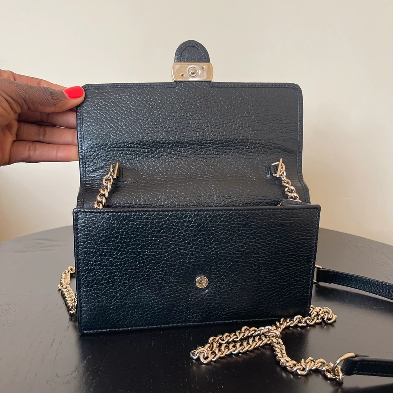 GUCCI sac GG interlocking en cuir noir et dorée SAC DE LUXE DE SECONDE MAIN AUTHENTIQUE CERTIFICAT D'AUTHENTICITE ENTRUPY. SAC DE LUXE D'OCCASION PAS CHER LOUIS GUCCI FULL SET.