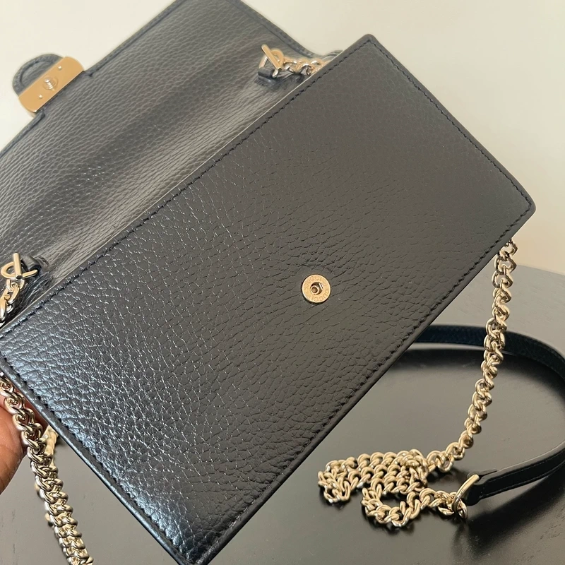 GUCCI sac GG interlocking en cuir noir et dorée SAC DE LUXE DE SECONDE MAIN AUTHENTIQUE CERTIFICAT D'AUTHENTICITE ENTRUPY. SAC DE LUXE D'OCCASION PAS CHER LOUIS GUCCI FULL SET.