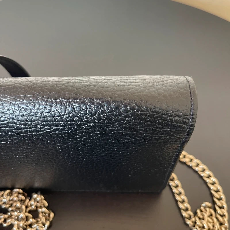 GUCCI sac GG interlocking en cuir noir et dorée SAC DE LUXE DE SECONDE MAIN AUTHENTIQUE CERTIFICAT D'AUTHENTICITE ENTRUPY. SAC DE LUXE D'OCCASION PAS CHER LOUIS GUCCI FULL SET.