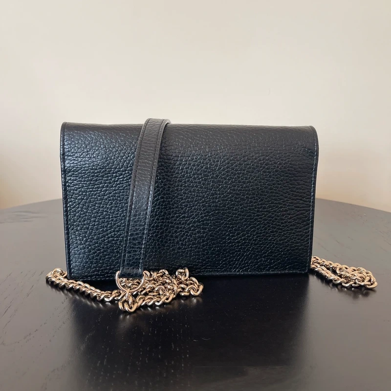 GUCCI sac GG interlocking en cuir noir et dorée SAC DE LUXE DE SECONDE MAIN AUTHENTIQUE CERTIFICAT D'AUTHENTICITE ENTRUPY. SAC DE LUXE D'OCCASION PAS CHER LOUIS GUCCI FULL SET.