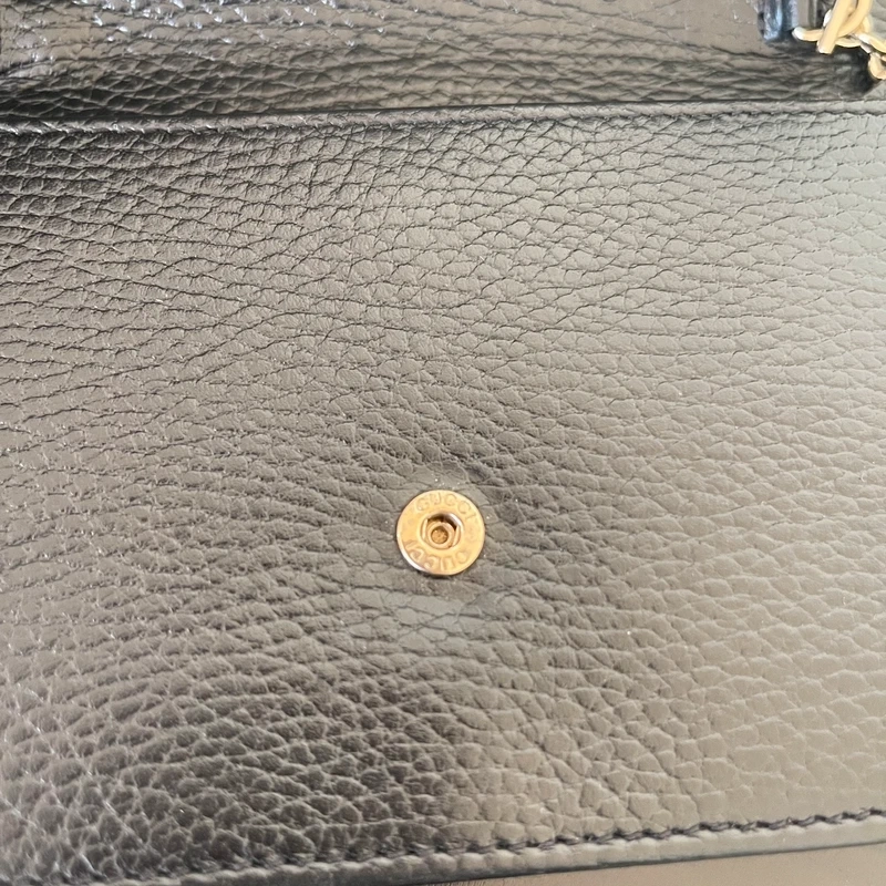 GUCCI sac GG interlocking en cuir noir et dorée SAC DE LUXE DE SECONDE MAIN AUTHENTIQUE CERTIFICAT D'AUTHENTICITE ENTRUPY. SAC DE LUXE D'OCCASION PAS CHER LOUIS GUCCI FULL SET.