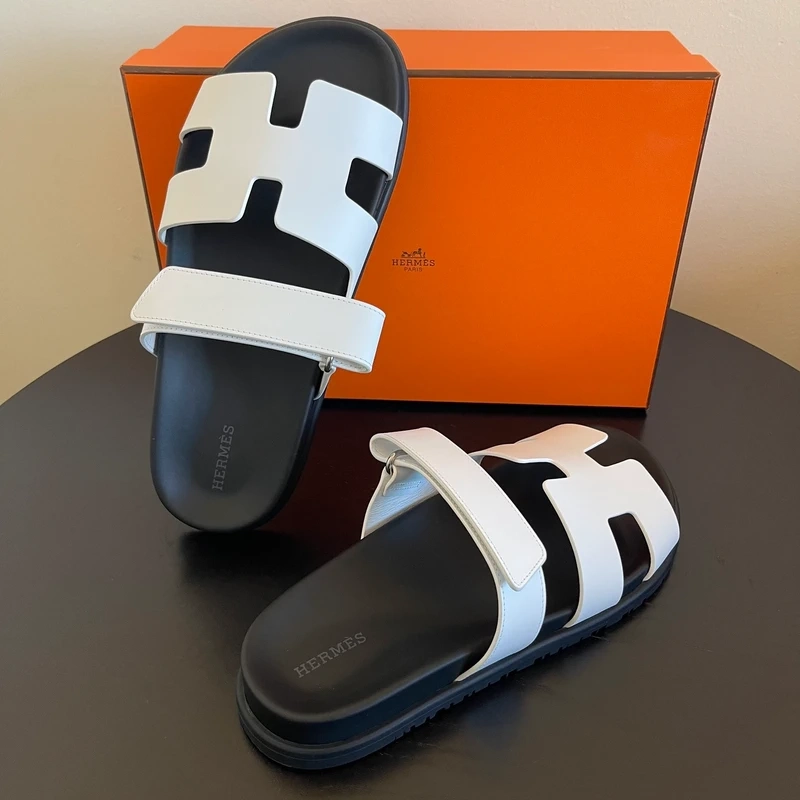 HERMES sandales Chypre blanches 40. LUXE DE SECONDE MAIN AUTHENTIQUE CERTIFICAT D'AUTHENTICITE ENTRUPY. LUXE D'OCCASION PAS CHER. SOULIERS DE LUXE
