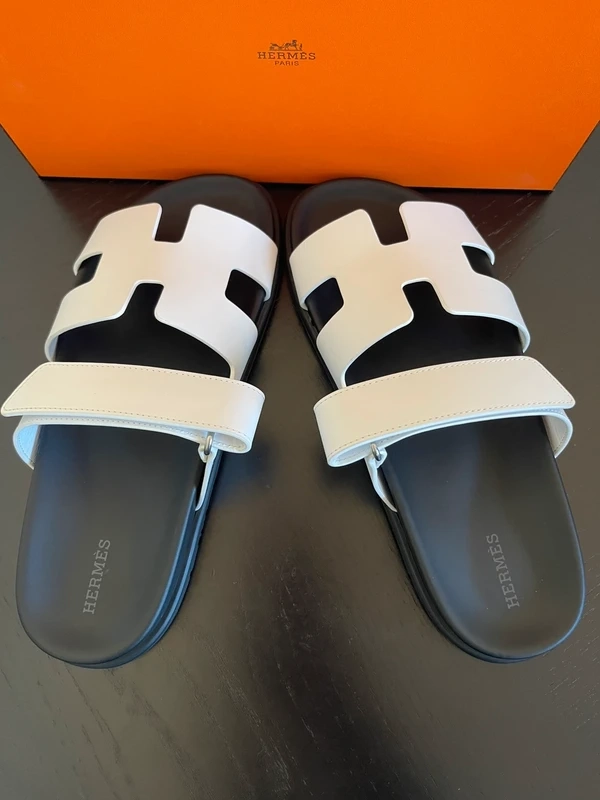 HERMES sandales Chypre blanches 40. LUXE DE SECONDE MAIN AUTHENTIQUE CERTIFICAT D'AUTHENTICITE ENTRUPY. LUXE D'OCCASION PAS CHER. SOULIERS DE LUXE