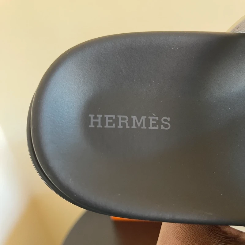 HERMES sandales Chypre blanches 40. LUXE DE SECONDE MAIN AUTHENTIQUE CERTIFICAT D'AUTHENTICITE ENTRUPY. LUXE D'OCCASION PAS CHER. SOULIERS DE LUXE