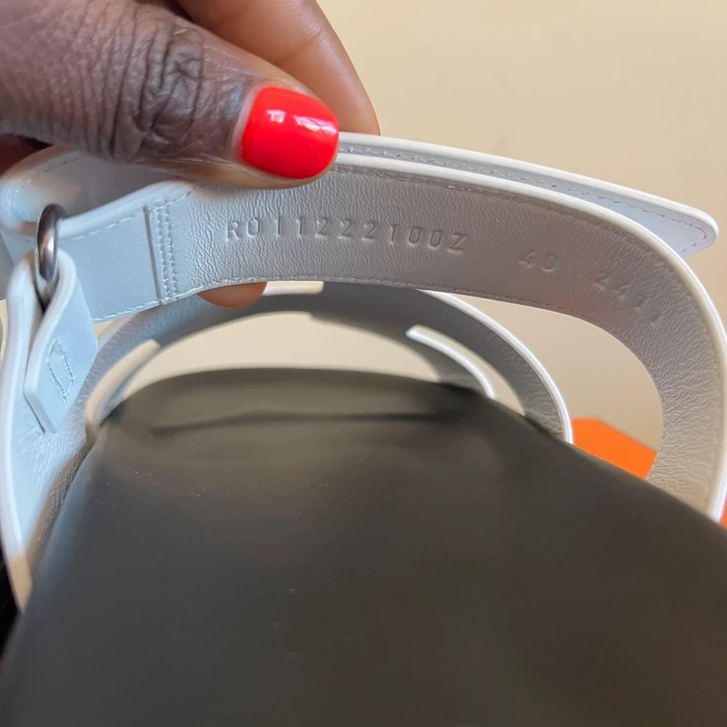 HERMES sandales Chypre blanches 40. LUXE DE SECONDE MAIN AUTHENTIQUE CERTIFICAT D'AUTHENTICITE ENTRUPY. LUXE D'OCCASION PAS CHER. SOULIERS DE LUXE