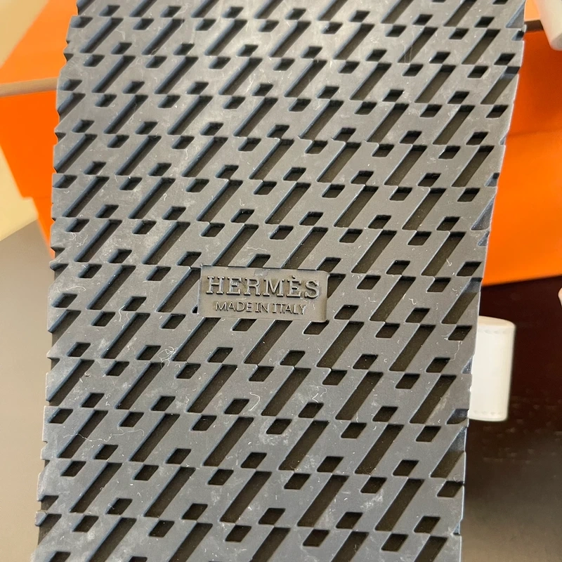 HERMES sandales Chypre blanches 40. LUXE DE SECONDE MAIN AUTHENTIQUE CERTIFICAT D'AUTHENTICITE ENTRUPY. LUXE D'OCCASION PAS CHER. SOULIERS DE LUXE