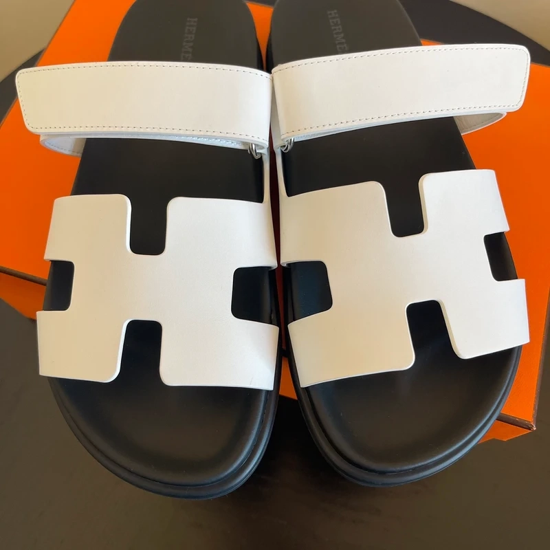 HERMES sandales Chypre blanches 40. LUXE DE SECONDE MAIN AUTHENTIQUE CERTIFICAT D'AUTHENTICITE ENTRUPY. LUXE D'OCCASION PAS CHER. SOULIERS DE LUXE