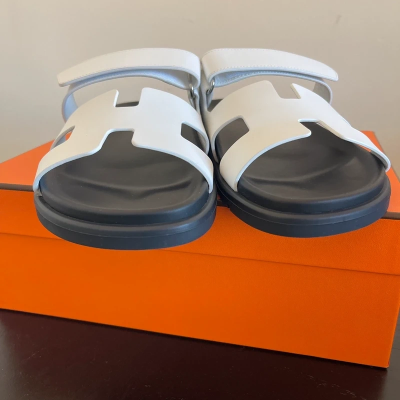 HERMES sandales Chypre blanches 40. LUXE DE SECONDE MAIN AUTHENTIQUE CERTIFICAT D'AUTHENTICITE ENTRUPY. LUXE D'OCCASION PAS CHER. SOULIERS DE LUXE