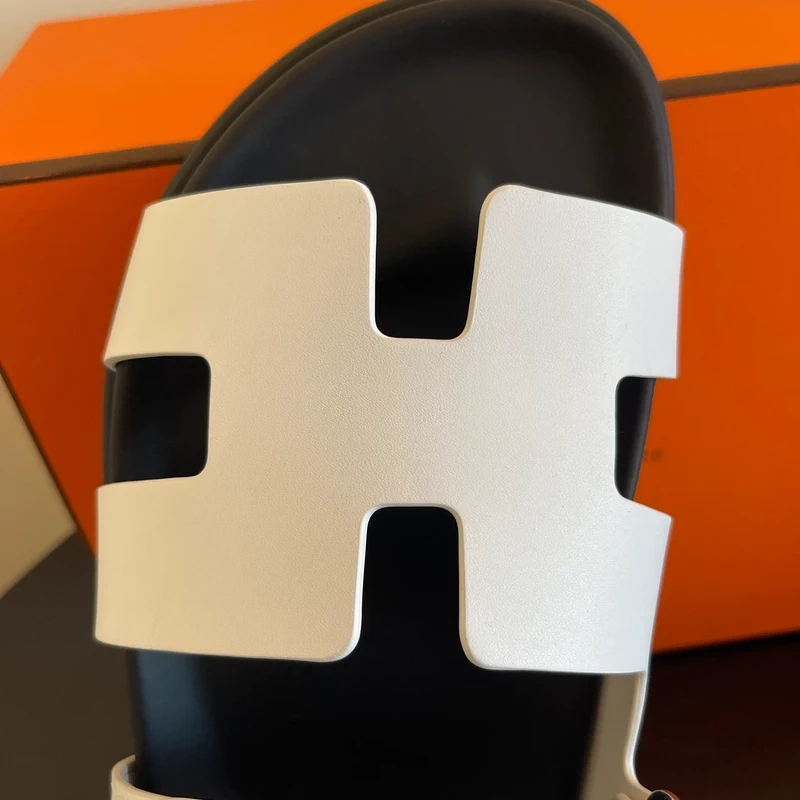 HERMES sandales Chypre blanches 40. LUXE DE SECONDE MAIN AUTHENTIQUE CERTIFICAT D'AUTHENTICITE ENTRUPY. LUXE D'OCCASION PAS CHER. SOULIERS DE LUXE