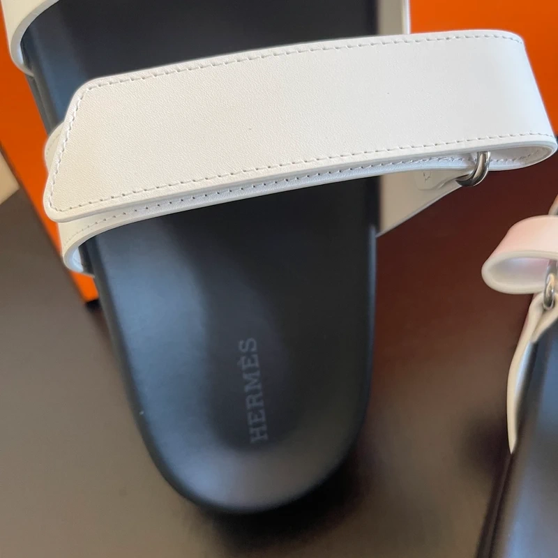 HERMES sandales Chypre blanches 40. LUXE DE SECONDE MAIN AUTHENTIQUE CERTIFICAT D'AUTHENTICITE ENTRUPY. LUXE D'OCCASION PAS CHER. SOULIERS DE LUXE