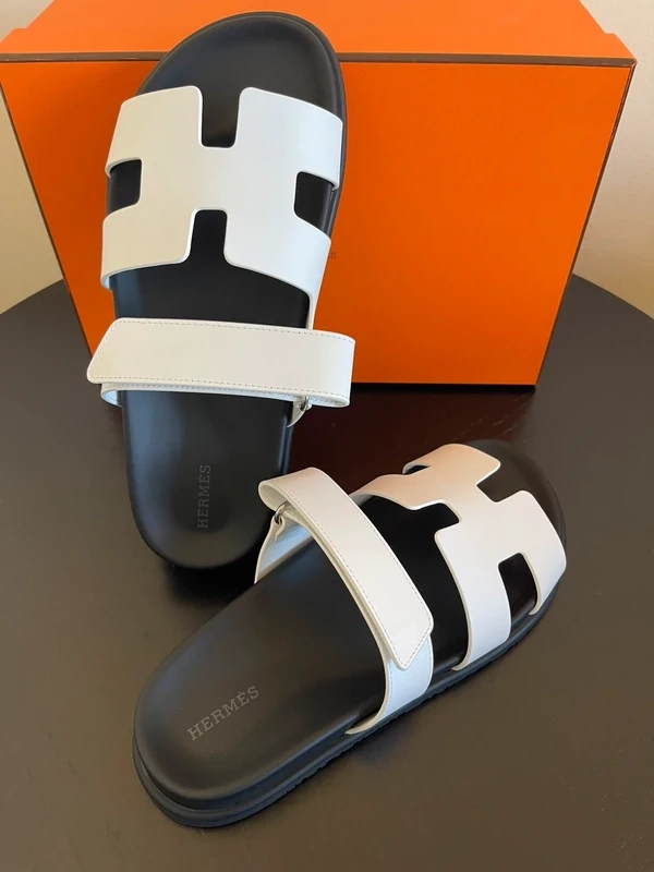 HERMES sandales Chypre blanches 40. LUXE DE SECONDE MAIN AUTHENTIQUE CERTIFICAT D'AUTHENTICITE ENTRUPY. LUXE D'OCCASION PAS CHER. SOULIERS DE LUXE