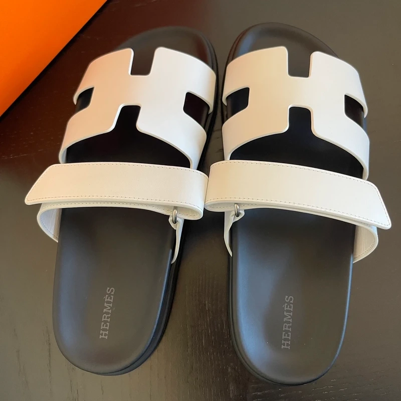 HERMES sandales Chypre blanches 40. LUXE DE SECONDE MAIN AUTHENTIQUE CERTIFICAT D'AUTHENTICITE ENTRUPY. LUXE D'OCCASION PAS CHER. SOULIERS DE LUXE