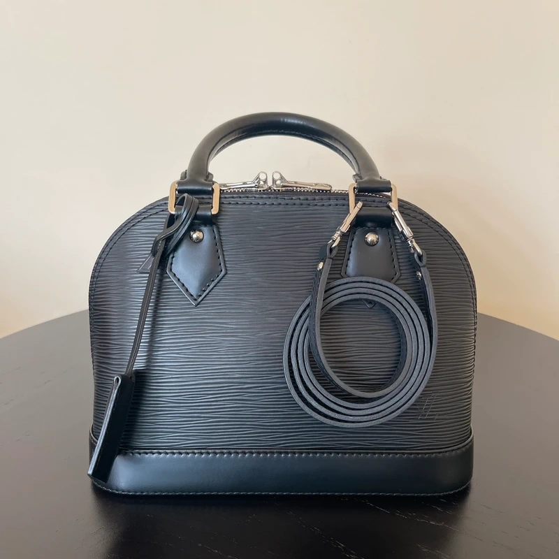 Louis Vuitton Alma BB en cuir épi NOIR. SAC DE LUXE DE SECONDE MAIN AUTHENTIQUE CERTIFICAT D'AUTHENTICITE ENTRUPY. SAC DE LUXE D'OCCASION PAS CHER. LV FULL SET