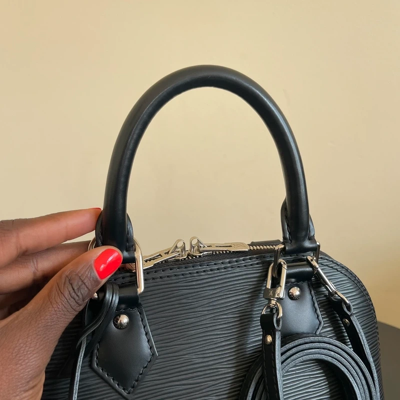 Louis Vuitton Alma BB en cuir épi NOIR. SAC DE LUXE DE SECONDE MAIN AUTHENTIQUE CERTIFICAT D'AUTHENTICITE ENTRUPY. SAC DE LUXE D'OCCASION PAS CHER. LV FULL SET